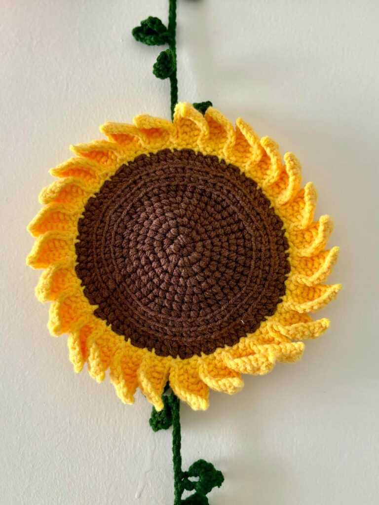 colgante de girasol tejido a crochet